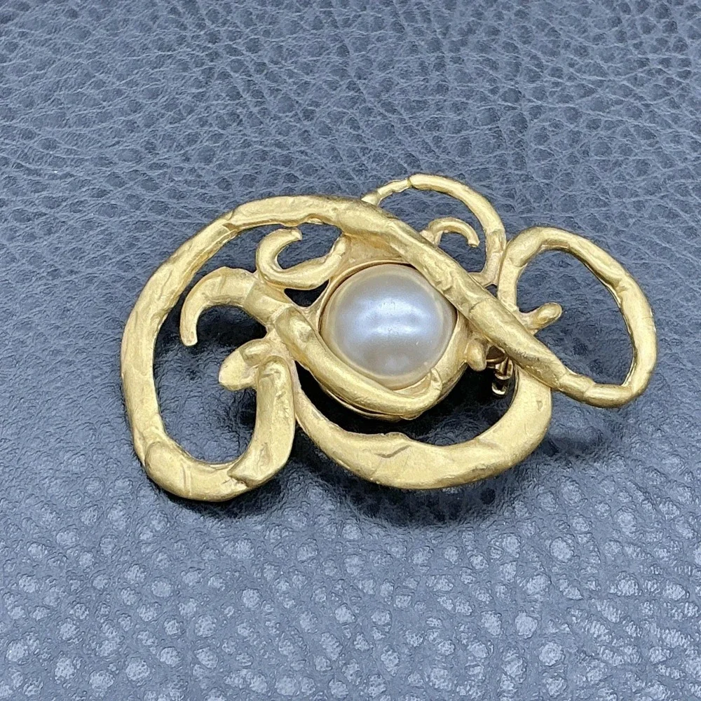 Brooch Abstract Gold Tone Statement Pin Faux Pearl Textured Swirl Art 2.5
